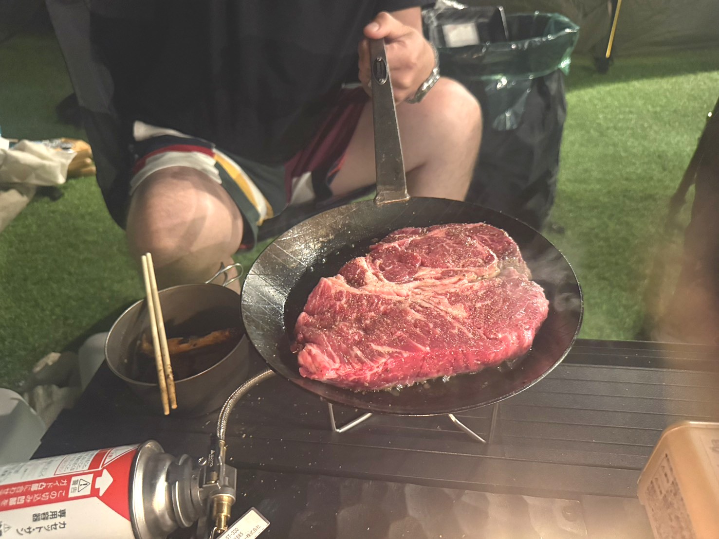 外で焼く肉は、なぜか美味い