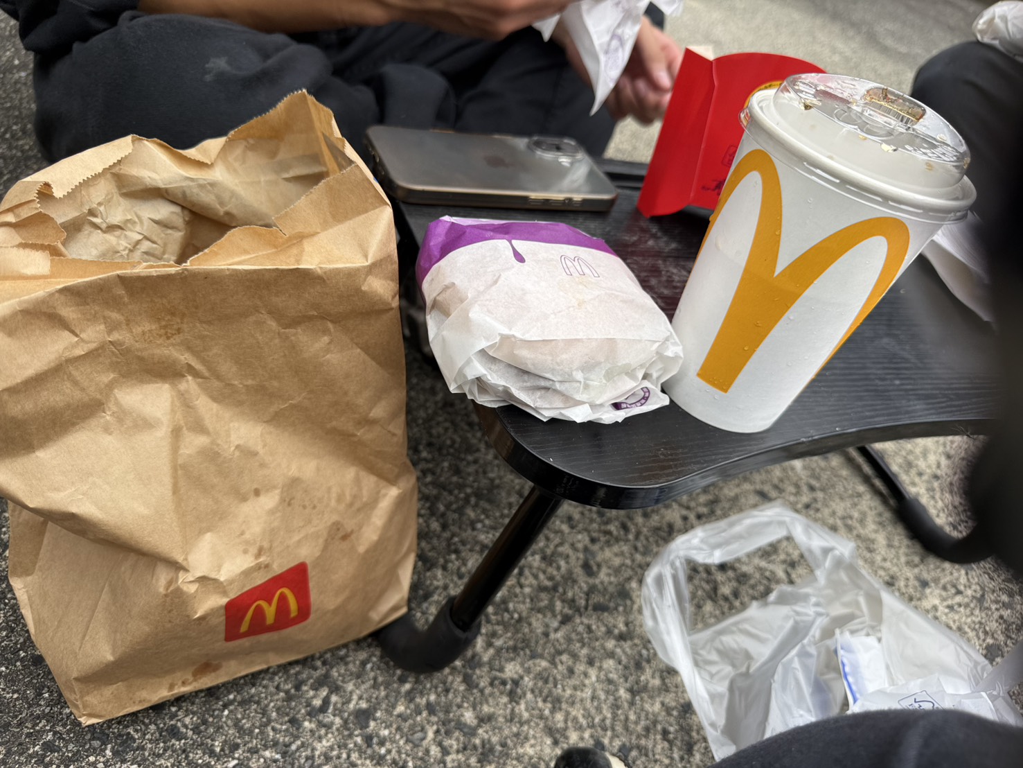 現場での昼メシ。マクドナルドの月見バーガー