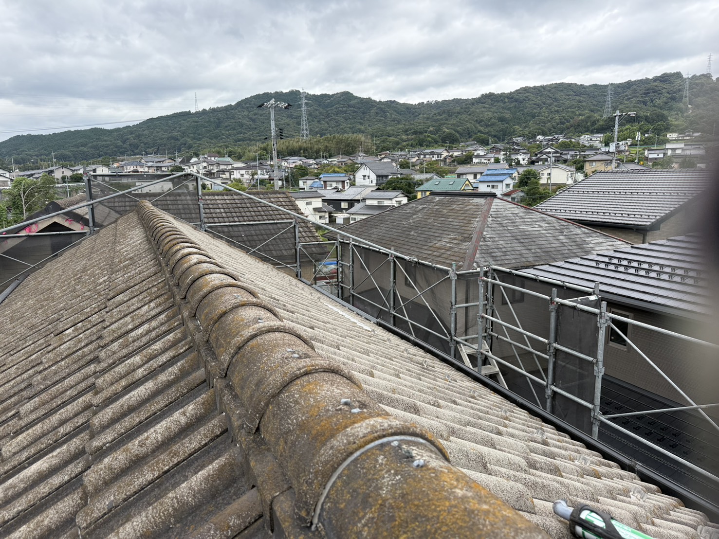 広島市の現場。足場を組んで屋根へ