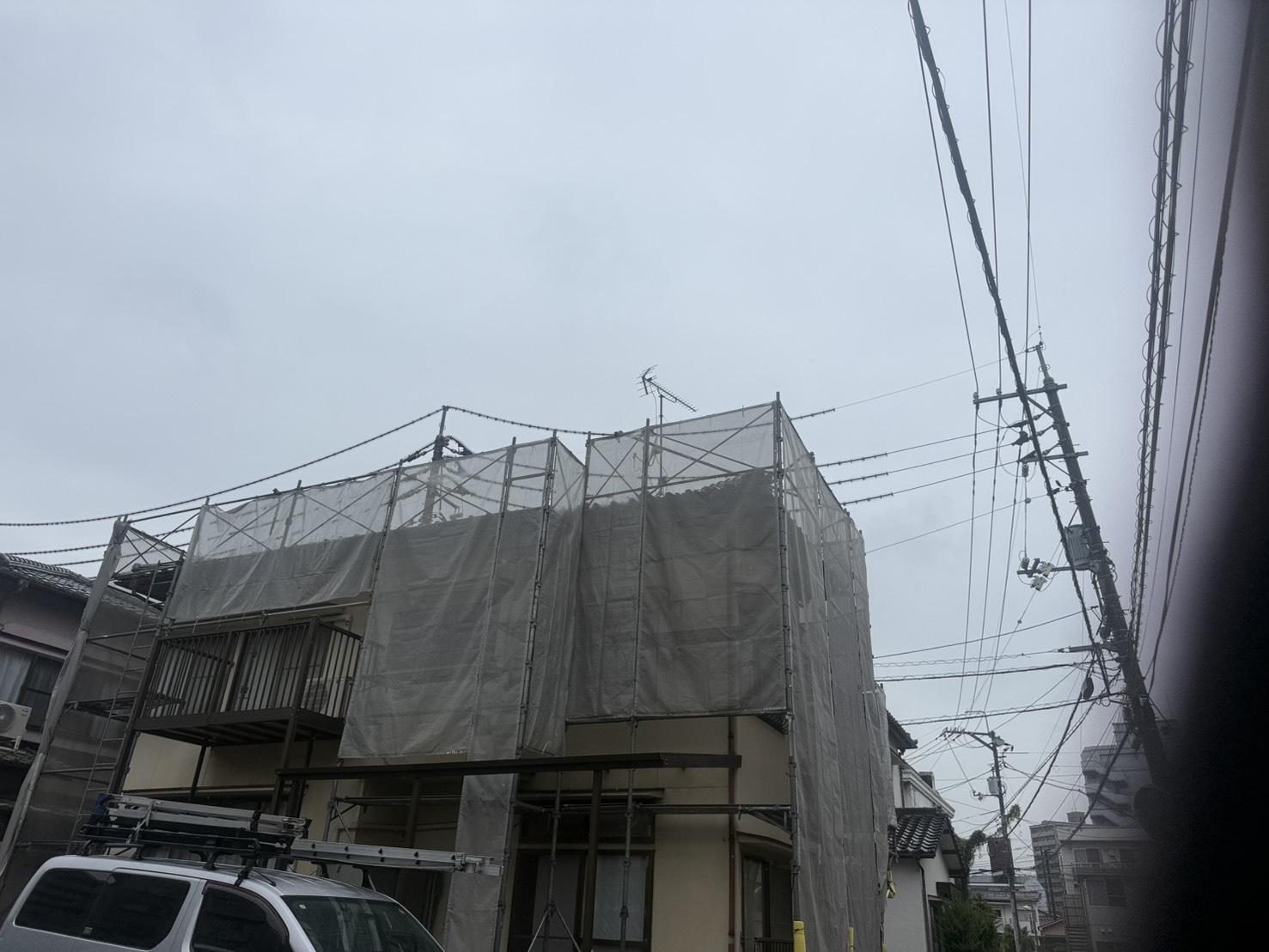 足場をシートで覆って。あいにくの空模様でした