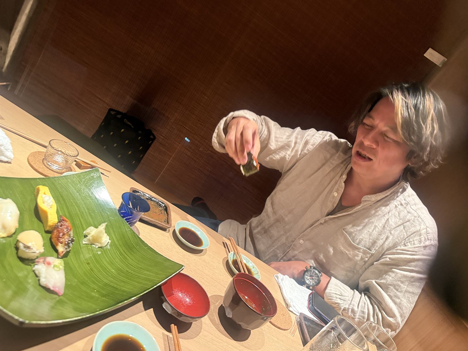 寿司店で会食する同級生