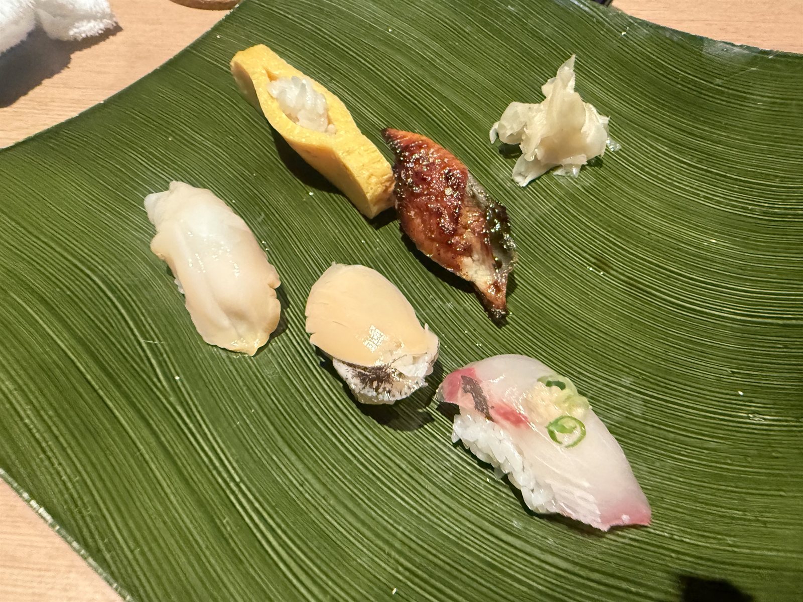 飯塚市の寿司店で供された握りの盛り合わせ